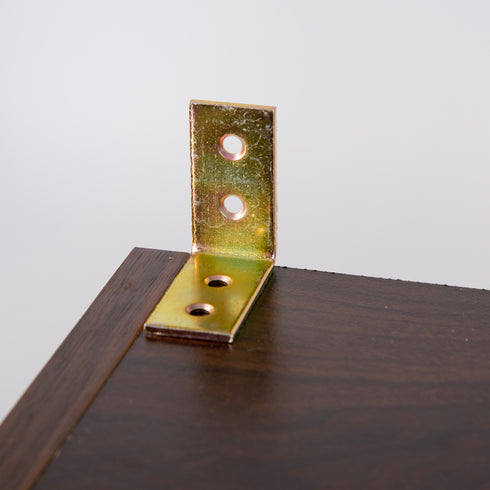 【壁に固定してさらに安全に】
付属の転倒防止金具を使用して壁に固定すれば、地震などの揺れによる転倒リスクを軽減し、大切なご家族を守ります。