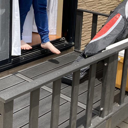 【素足で出られる、第二のリビング】
リビングから素足のまま気軽に出られる気持ち良さは、ささくれの心配がない樹脂製だからこそ実現でき、お庭を身近なリラックス空間に変えてくれます。