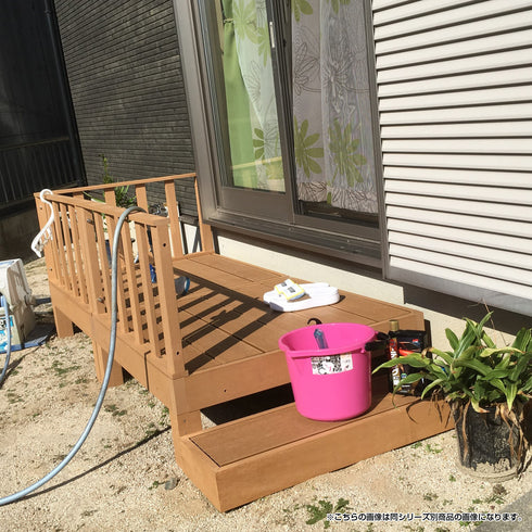 【汚れても水で丸洗いOK】
泥や砂で汚れてしまっても、天然木と違って腐る心配がない樹脂製だから、ホースの水で気兼ねなく丸洗いでき、いつでも清潔な状態を保てます。