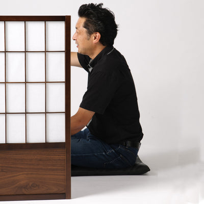 【座った目線を優しく遮る】
高さ90cmという絶妙な設計は、座った時に気になる周りの視線をやさしく遮り、作業や趣味に没頭できる心地よい空間を生み出します。