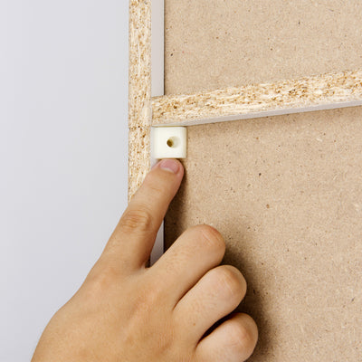 【壁に付けて、さらに安心をプラス】
背面に付属の樹脂パーツを取り付けることで、壁との一体感が増し、気になる横揺れを軽減してくれるので、もしもの時も安心です。