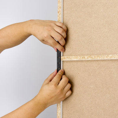 【連結して、理想の壁面収納を】
同じシリーズで幅の違うタイプと組み合わせれば、付属の連結パーツを使って、まるで造り付けのような一体感のある壁面収納が実現します。