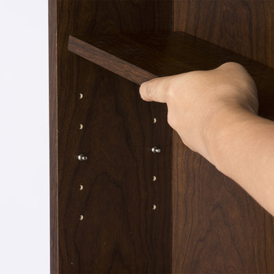 【収納物に合わせて、ジャストフィット】
CDやDVD、文庫本から大判の雑誌まで、収納したい物の高さに合わせて棚板を3cmピッチで調整できるので、スペースを無駄なく活用できます。