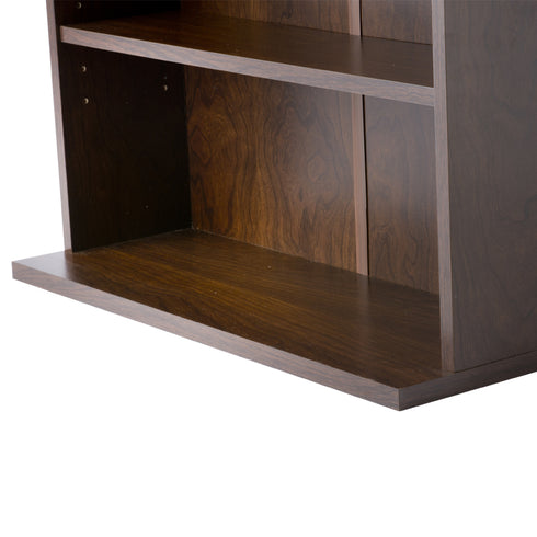 【スリムでも倒れにくい、安心の安定感】
本体より奥行きのある底板が、高さのある本棚を足元からしっかりと支え、抜群の安定感であなたの大切なコレクションを守ります。