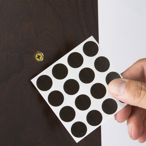 【生活感を隠す、美しい佇まい】
付属のネジ穴隠しシールを使えば、組み立て家具にありがちな生活感をなくし、まるで造り付けのような美しい仕上がりを実現できます。