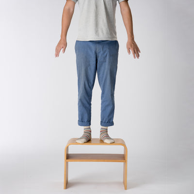 【踏み台にもなる安心感】
耐荷重80kgの頑丈設計で、高い場所の荷物を取るときも安心して使える、多機能な相棒です。