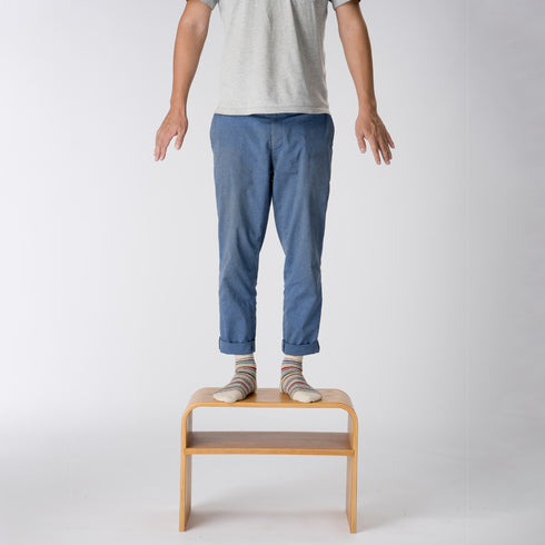 【踏み台にもなる安心感】
耐荷重80kgの頑丈設計で、高い場所の荷物を取るときも安心して使える、多機能な相棒です。