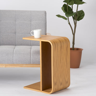 【くつろぎ空間にフィット】
ソファ横にぴったり寄せられる縦置き設計で、飲み物や雑誌を手元に置いて、くつろぎタイムがより快適になります。