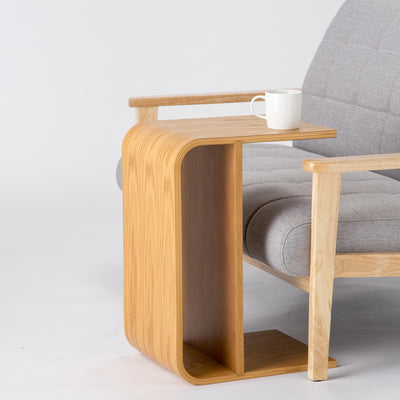 【ソファに寄り添う形】
アームレストに寄り添うようにフィットする絶妙な曲線美で、使い心地とインテリア性を両立したサイドテーブルです。