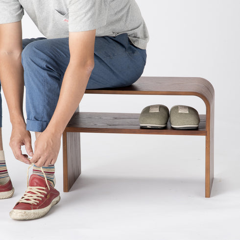 【玄関先でも便利に活躍】
腰掛けながら靴を履ける高さとしっかりした強度で、玄関ベンチとしても使える実用性が魅力です。