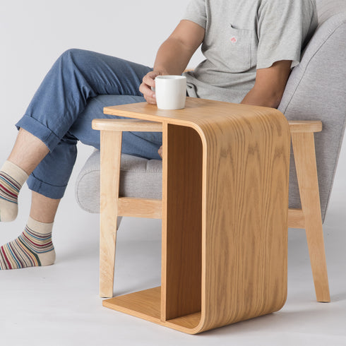 【読書タイムの名脇役】
カップと本を手元に置いて、ソファでの読書時間をゆったりと楽しめるシンプルで頼れるサイドテーブルです。