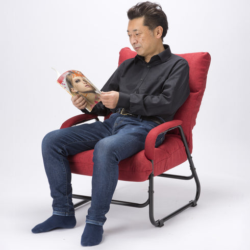 【趣味に没頭できる快適な角度】
読書や映画鑑賞など、その時の気分に合わせて背もたれの角度を5段階で調整でき、あなたにぴったりの姿勢で、誰にも邪魔されない至福のひとときをお楽しみください。