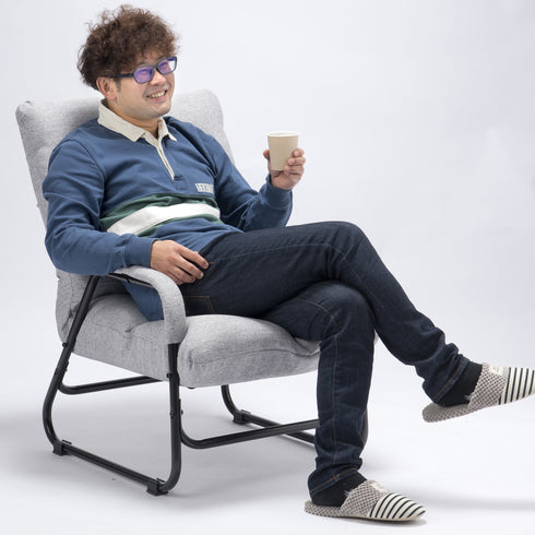 【心地よさに身を委ねる休日】
お気に入りのドリンクを片手に、ゆったりと腰かければそこはもう自分だけの特別な空間で、5段階のリクライニングを倒して、心ゆくまでリラックスした時間をお過ごしください。