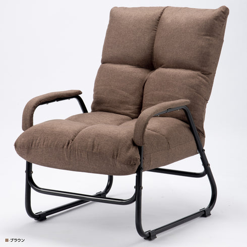 【温もり感じる、くつろぎの指定席】
落ち着いたブラウンの色合いがお部屋に温かみを加え、幅広の座面と厚みのあるクッションが、あなただけの特別なリラックスタイムを叶えます。