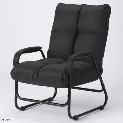 【空間を引き締める重厚なブラック】
空間に重厚感と高級感を与えるブラックは、書斎やリビングをスタイリッシュに引き締め、足元には床への傷付きを防ぐ樹脂パーツが付いているため、安心してお使いいただけます。