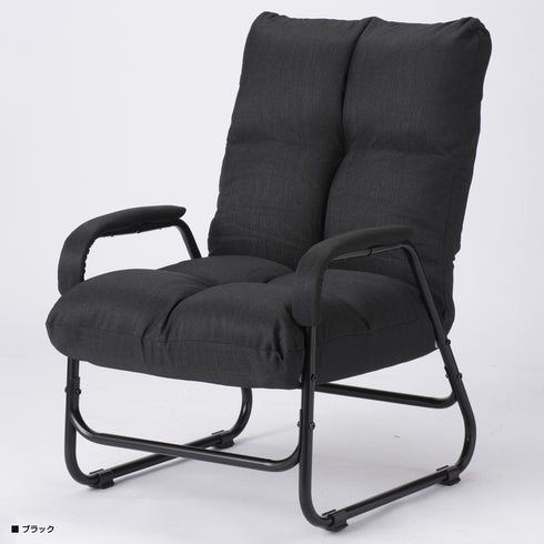 【空間を引き締める重厚なブラック】
空間に重厚感と高級感を与えるブラックは、書斎やリビングをスタイリッシュに引き締め、足元には床への傷付きを防ぐ樹脂パーツが付いているため、安心してお使いいただけます。