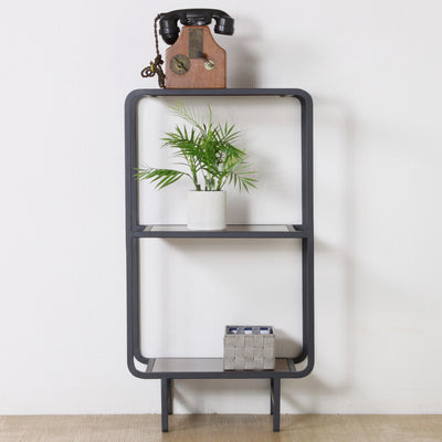 シンプルでクセのないデザインは、お気に入りの小物などを飾るのにピッタリです。