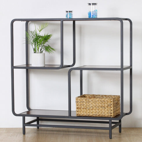 日本の伝統文様のようなフレームの曲げ加工を施し、ブラックのアイアンフレーム×チーク材が目を惹く「アイアンチークシリーズ」の飾り棚の幅100cmタイプ。