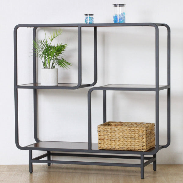 日本の伝統文様のようなフレームの曲げ加工を施し、ブラックのアイアンフレーム×チーク材が目を惹く「アイアンチークシリーズ」の飾り棚の幅100cmタイプ。