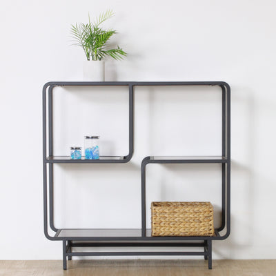 幅100cm×高さ100cmと大き目なサイズ感のため、お気に入りの小物だけでなくグリーンや収納ボックスなども飾ることができます。