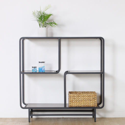 幅100cm×高さ100cmと大き目なサイズ感のため、お気に入りの小物だけでなくグリーンや収納ボックスなども飾ることができます。