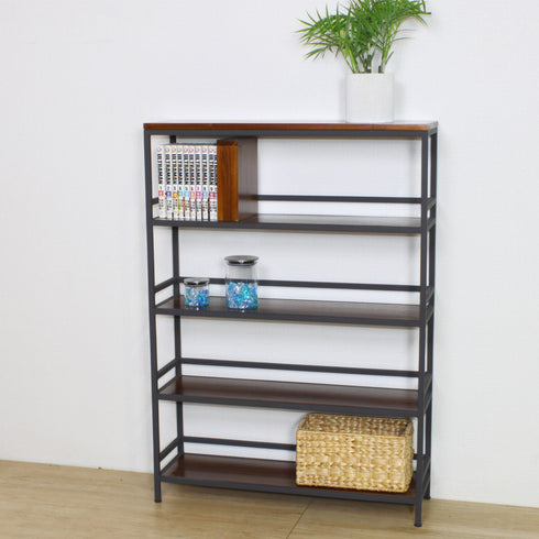 シンプルなフォルムで、ブラックのアイアンフレーム×チーク材が目を惹く「アイアンチークシリーズ」のコミックラックのロータイプ。