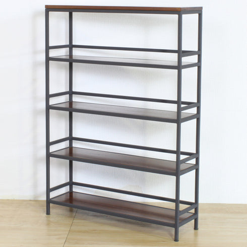 奥行き20cmとスリムなサイズながら、単行本や文庫本が4段分収納でき、収納力も申し分ありません。