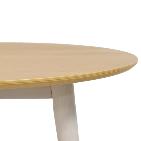 円形のデザインは、圧迫感がなく、どんな空間にも自然に馴染み、柔らかで落ち着いた印象を与えます。角がないため、お子様がいるご家庭や公共の場でも安心してお使いいただけます。