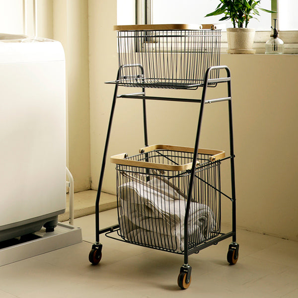 【いつもの場所に、美しい実用性】
洗い終わった洗濯物を下のカゴへ、上のカゴにはデリケートな衣類をと、洗う、干す、しまうの動線をスムーズにつなぎ、日々の暮らしを心地よく整える。