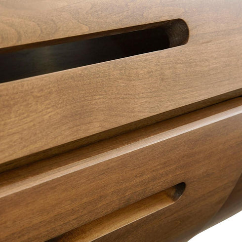 【指先に伝わる、木の温もり】
滑らかに削り出されたアルダー材の前板は、触れるたびに上質な木の温もりを感じさせ、日々の暮らしにそっと寄り添ってくれるでしょう。