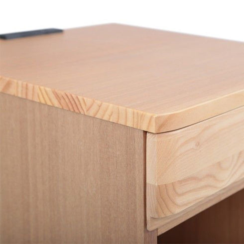 【天然木の優しい風合い】
天板と前板にはニレ材の突板を贅沢に使用し、一つ一つ異なる天然木の木目が、日々の暮らしに自然の息吹と本物だけが持つ温もりを感じさせてくれるでしょう。