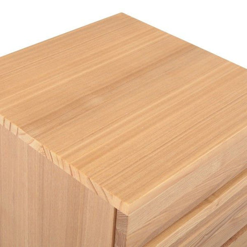 【上質なニレ突板の美しい天板】
耐荷重10kgのしっかりとした天板は、スマートフォンの充電スペースや、お気に入りの小物を飾るのにもぴったりです。