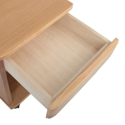 【小物類は引き出しへ】リモコンや文房具など、散らかりがちなリビングの小物は、引き出しに隠してすっきり片付けられます。