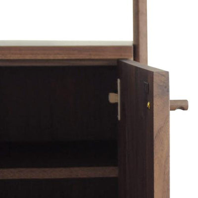 【収納物に合わせた収納が可能】扉内には可動棚が2枚付属しており、収納物に合わせた分類収納ができます。