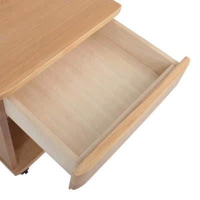 【隠してスッキリ、小物収納】
ついつい散らかりがちなリモコンや文房具、充電ケーブルといった生活感の出やすい小物類は、さっと引き出しにしまうだけで、テーブルの上はいつもスッキリ片付きます。