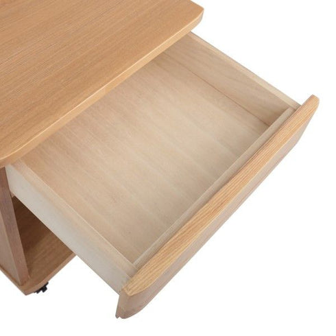 【隠してスッキリ、小物収納】
ついつい散らかりがちなリモコンや文房具、充電ケーブルといった生活感の出やすい小物類は、さっと引き出しにしまうだけで、テーブルの上はいつもスッキリ片付きます。