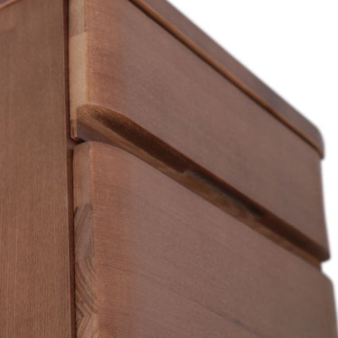 【シンプルを極めたデザイン】
手を掛けやすいよう工夫された引き出しは、取っ手のないフラットなデザインで、見た目もすっきりとした印象を与えます。