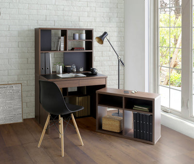 【統一感でつくる快適な書斎】
同シリーズの机と合わせれば、隠しキャスター付きのワゴンがすっきりと馴染み、SOHOにも最適なあなたのワークスペースが完成するでしょう。