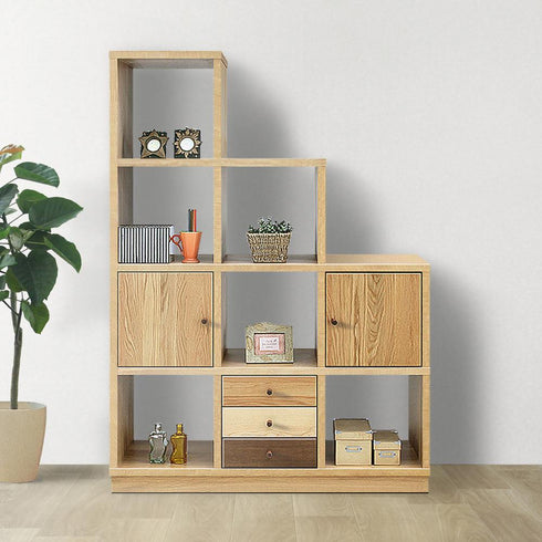 【空間を仕切る美しい壁】
リビングとダイニングの間に置けば、ゆるやかに空間を区切りながら、オーク材のナチュラルな風合いが、まとまりのある上質なインテリアを完成させます。