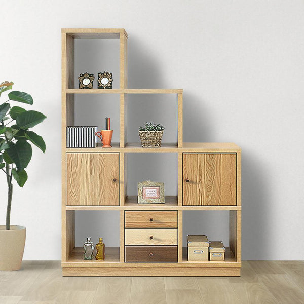 【空間を仕切る美しい壁】
リビングとダイニングの間に置けば、ゆるやかに空間を区切りながら、オーク材のナチュラルな風合いが、まとまりのある上質なインテリアを完成させます。