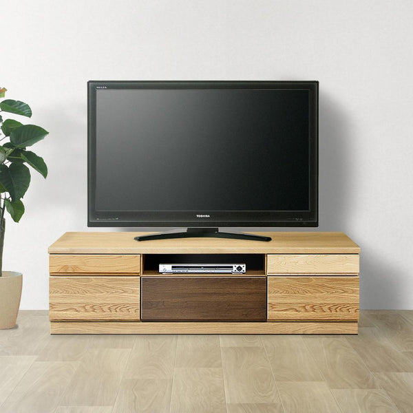 【デザイン性の高いTVボード】インテリアのアクセントになる、デザイン性の高いTVボードです。