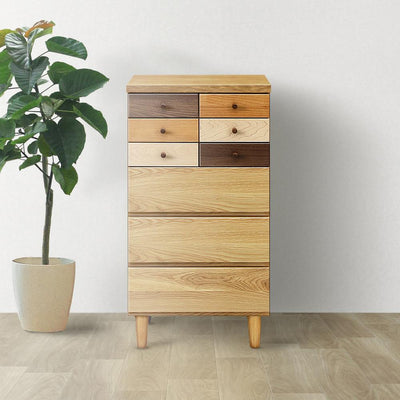 【暮らしに馴染む、木の温もり】
個性豊かな木材の表情が空間に温かみを与え、何気ない日常に彩りを添えるチェストです。