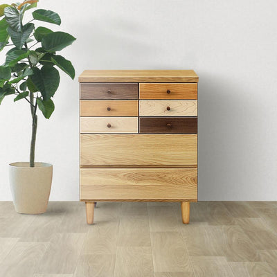 【部屋に馴染む、木のグラデーション】
アルダー、メープル、ケバンス、オークと様々な天然木の表情が楽しめるチェストは、お部屋に温かみと洗練されたアクセントを加えてくれます。