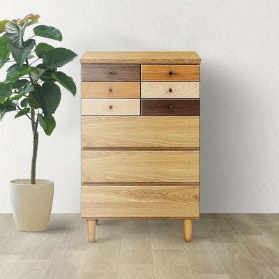 【お部屋が華やぐグラデーション】
アルダー材やオーク材など、様々な木材が織りなす美しいグラデーションが、お部屋にリズミカルな表情を与え、インテリアの主役として空間を彩ります。