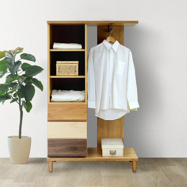 【暮らしに馴染む、天然木の彩り】
アルダー材やオーク材など、異なる木材を組み合わせた豊かな表情が、置くだけでお部屋を温かな空間に変えるワードローブです。