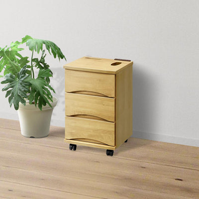 【お部屋すっきり、片付く相棒】
温かみのあるナチュラルカラーがお部屋にそっと溶け込み、幅35cmの省スペース設計ながら抜群の収納力で、ソファやベッドサイドのごちゃつきがちな小物をスマートに整理整頓できます。