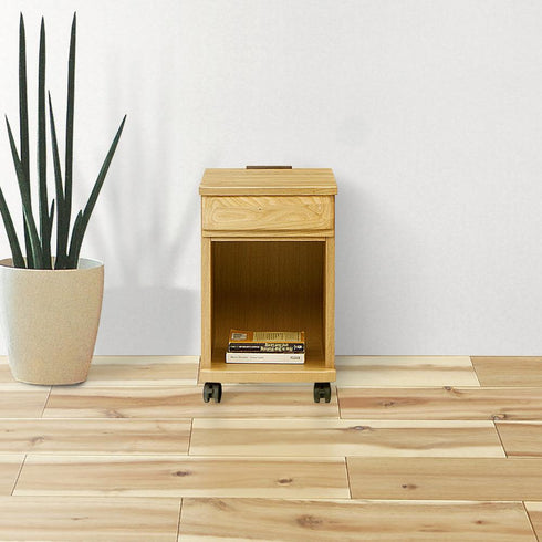 【暮らしに溶け込む一台】ソファサイドやベッドサイドなど、置く場所を選ばないコンパクトさで、あなたの暮らしにそっと寄り添います。