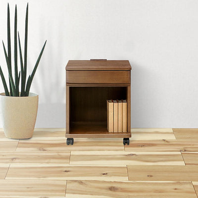 【お部屋に馴染む名脇役】
ソファやベッドサイドにそっと寄り添う、コンパクトなサイドワゴンが、本や飲み物、大切な小物を置く定位置となり、あなたのリラックスタイムをより豊かなものへと変えてくれます。
