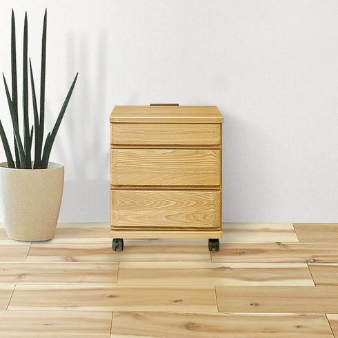 【暮らしに寄り添うサイドワゴン】
ソファの横やベッドサイドに置けば、飲み物や本を置くテーブルとして、また身の回りの小物を収納するチェストとして、あなたの暮らしに優しく寄り添います。