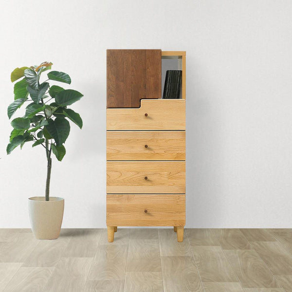 【お部屋に馴染む個性派チェスト】
アルダー材の優しい木目と個性的なデザインが、どんなお部屋にも自然に溶け込み、心地よい空間を作り出します。